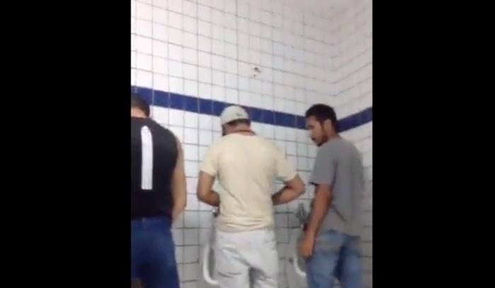 Pai de familia dando rabo dentro do banheiro Publico
